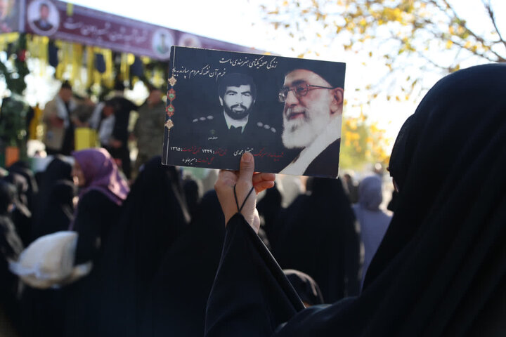 تصاویر /  آیین باشکوه استقبال از ۸ شهید گمنام دفاع مقدس در شهر شریف آباد قزوین  برگزار شد.