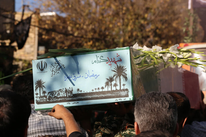 تصاویر /  آیین باشکوه استقبال از ۸ شهید گمنام دفاع مقدس در شهر شریف آباد قزوین  برگزار شد.