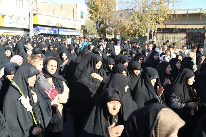 تصاویر /  آیین باشکوه استقبال از ۸ شهید گمنام دفاع مقدس در شهر شریف آباد قزوین  برگزار شد.