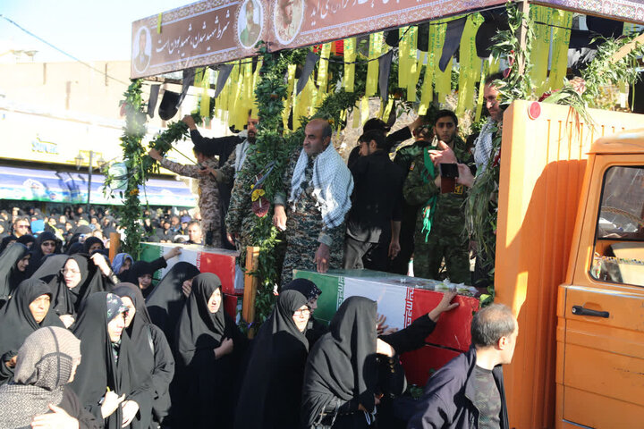 تصاویر /  آیین باشکوه استقبال از ۸ شهید گمنام دفاع مقدس در شهر شریف آباد قزوین  برگزار شد.