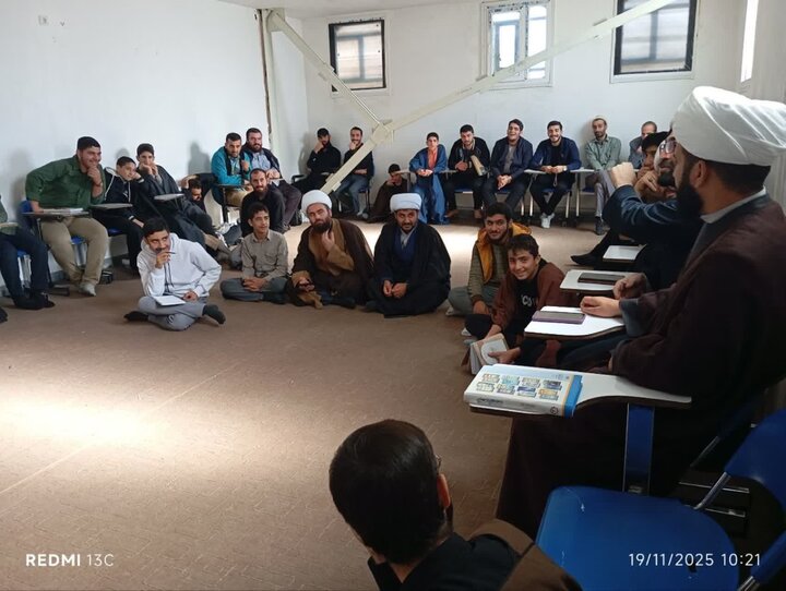 تصاویر/نشست علمی هفته کتاب و کتابخوانی در مدرسه علمیه نورآباد