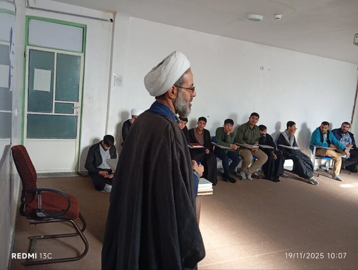 تصاویر/نشست علمی هفته کتاب و کتابخوانی در مدرسه علمیه نورآباد