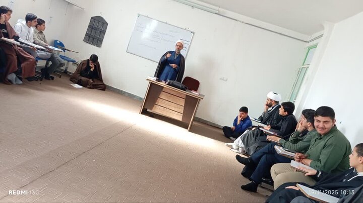 تصاویر/نشست علمی هفته کتاب و کتابخوانی در مدرسه علمیه نورآباد