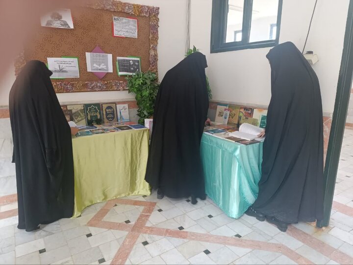 تصاویر/ نمایشگاه کتاب «باران رحمت فاطمی» در مدرسه علمیه فاطمه الزهرا (س) شهر کشکوئیه