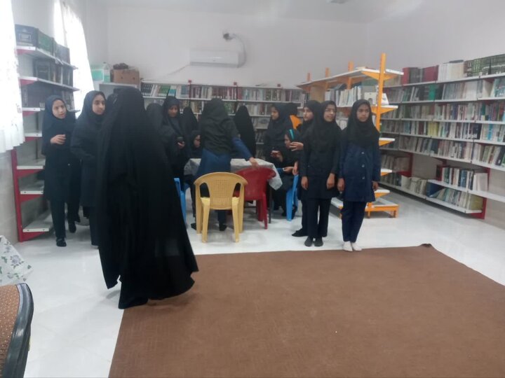 تصاویر/ بازدید دانش‌آموزان مدرسه کوثر شهداد از کتابخانه مدرسه علمیه الزهرا(س)