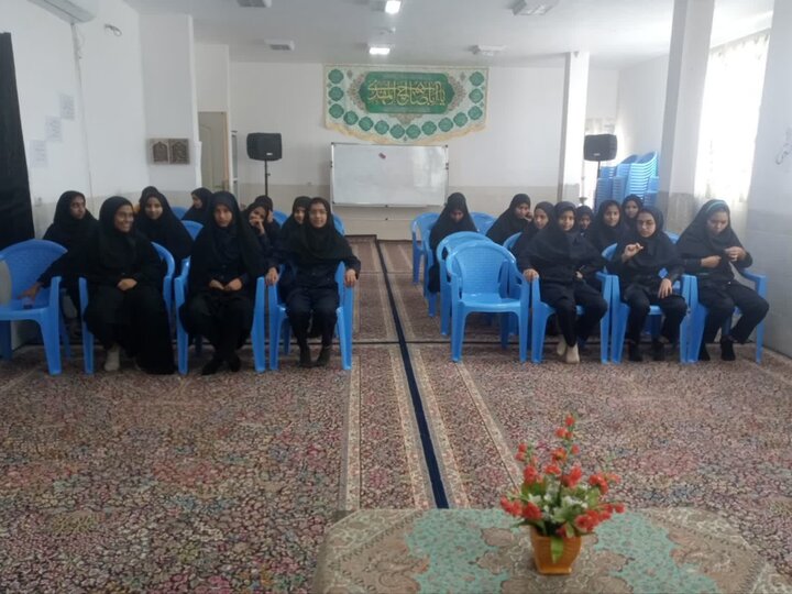 تصاویر/ بازدید دانش‌آموزان مدرسه کوثر شهداد از کتابخانه مدرسه علمیه الزهرا(س)