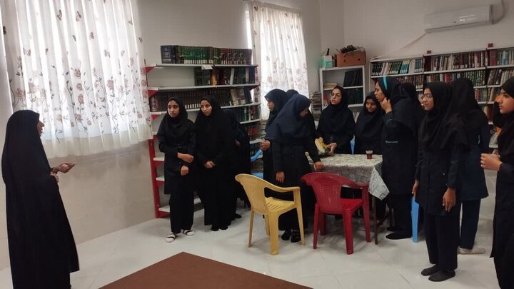 تصاویر/ بازدید دانش‌آموزان مدرسه کوثر شهداد از کتابخانه مدرسه علمیه الزهرا(س)