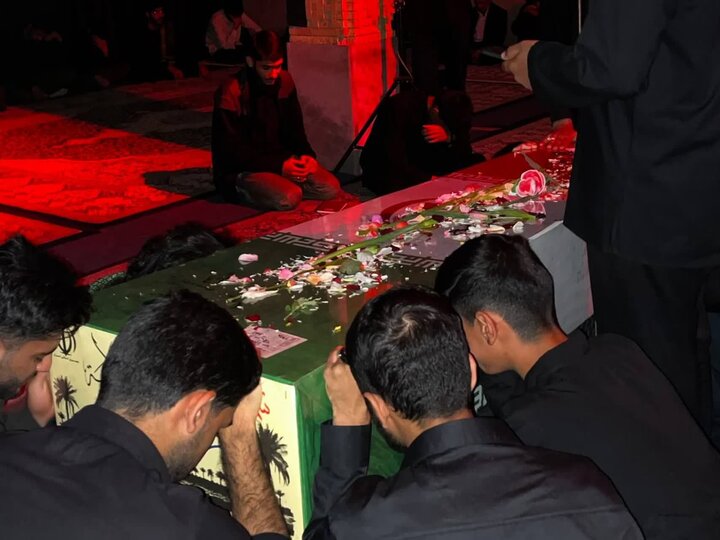 عزاداری طلاب در جوار پیکر مطهر شهید