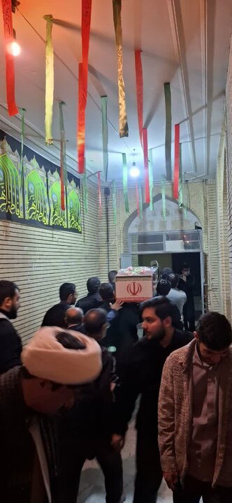 ورود پیکر مطهر شهید گمنام به حیاط مدرسه علمیه ابراهیمیه