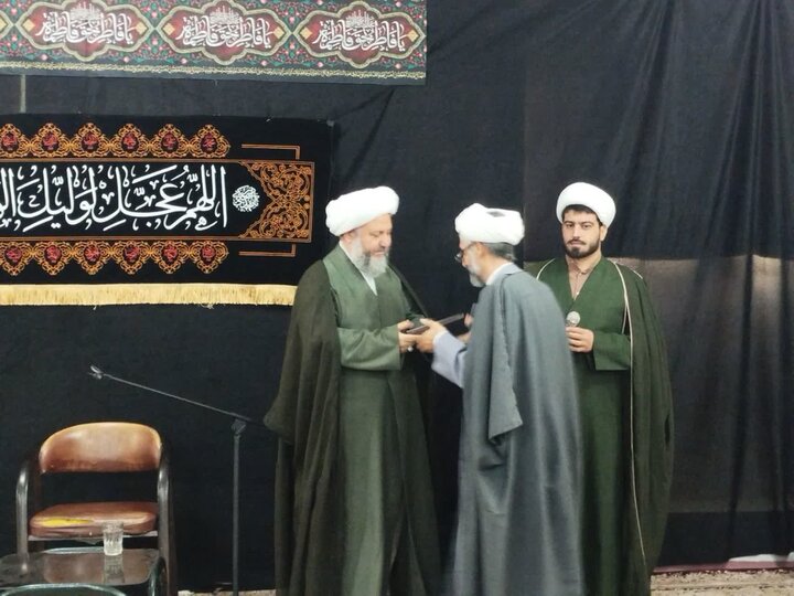 تصاویر/ تجلیل از کتابدار کتابخانه مدرسه علمیه امیرالمومنین(ع) آران و بیدگل