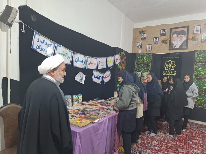 تصاویر/برگزاری نمایشگاه کتاب کودک و نوجوان به مناسبت هفته کتاب در آستانه