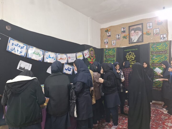 تصاویر/برگزاری نمایشگاه کتاب کودک و نوجوان به مناسبت هفته کتاب در آستانه