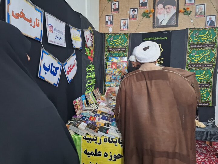 تصاویر/بازدید مسئول بسیج طلاب استان مرکزی از نمایشگاه کتاب مدرسه علمیه حضرت زینب آستانه