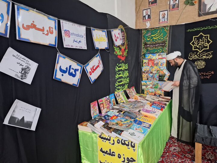 تصاویر/بازدید مسئول بسیج طلاب استان مرکزی از نمایشگاه کتاب مدرسه علمیه حضرت زینب آستانه
