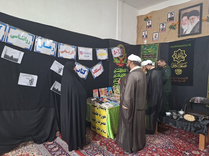 تصاویر/بازدید مسئول بسیج طلاب استان مرکزی از نمایشگاه کتاب مدرسه علمیه حضرت زینب آستانه