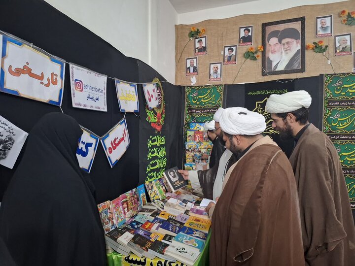 تصاویر/بازدید مسئول بسیج طلاب استان مرکزی از نمایشگاه کتاب مدرسه علمیه حضرت زینب آستانه