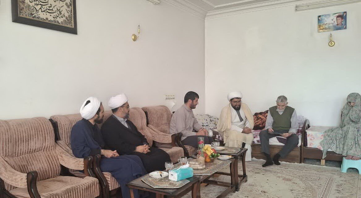تجلیل کارکنان مدرسه علمیه دارالعلم اسلامی کاشان از خانواده شهید یزدانخواه