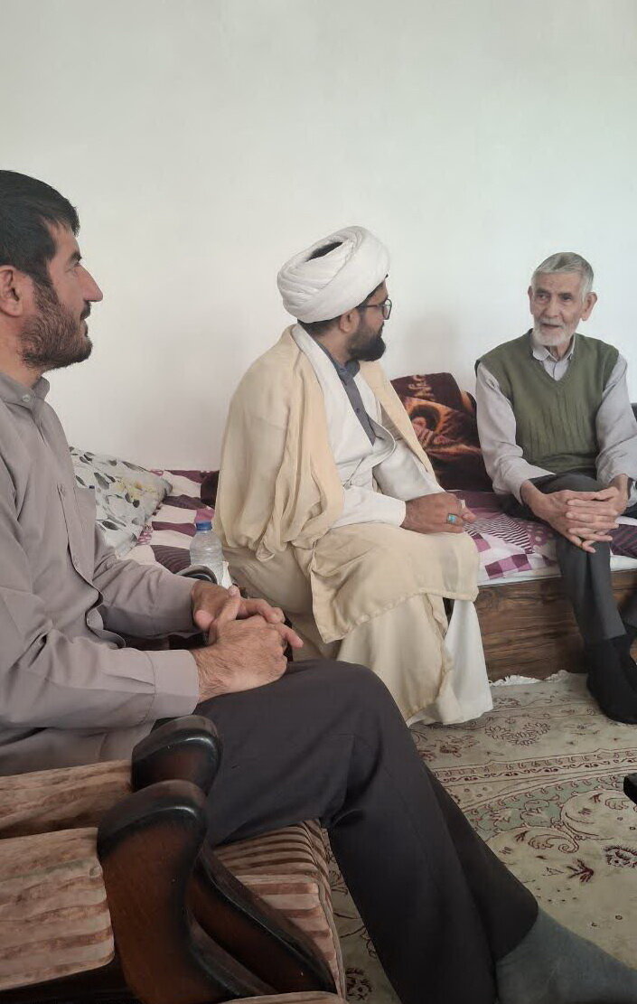 تجلیل کارکنان مدرسه علمیه دارالعلم اسلامی کاشان از خانواده شهید یزدانخواه