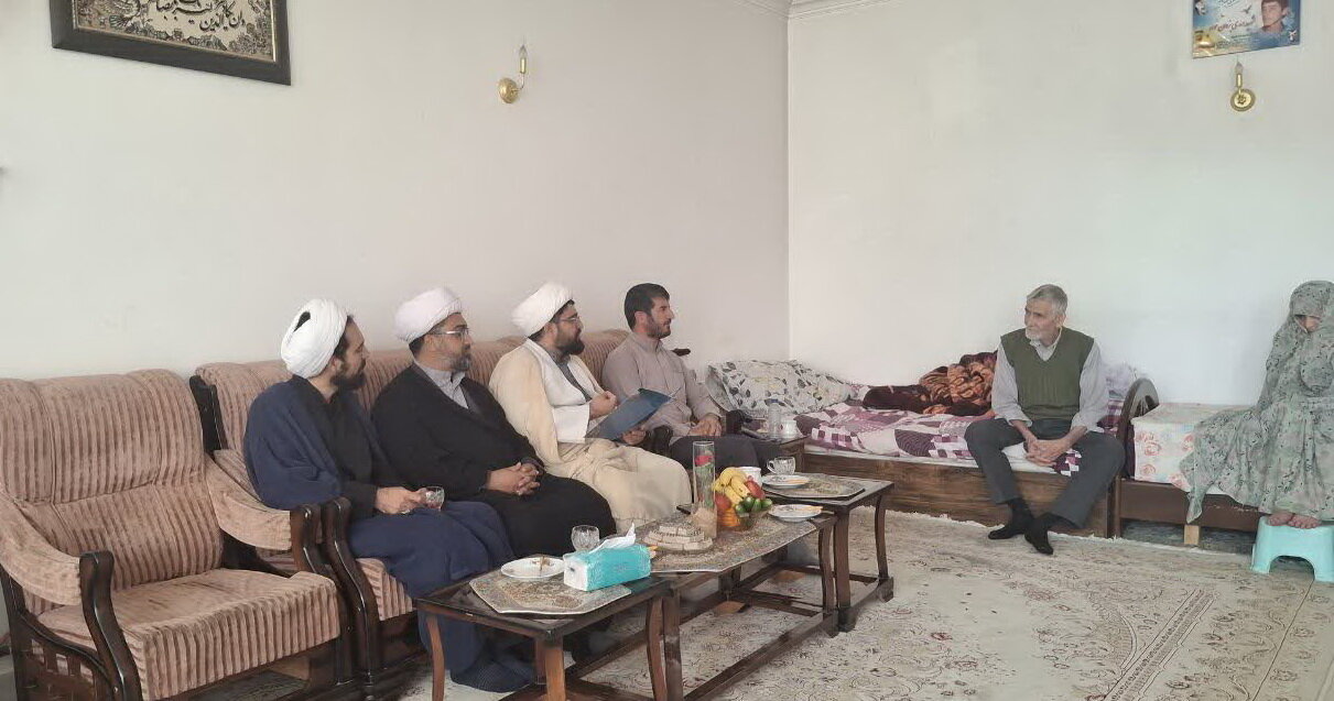 تجلیل کارکنان مدرسه علمیه دارالعلم اسلامی کاشان از خانواده شهید یزدانخواه