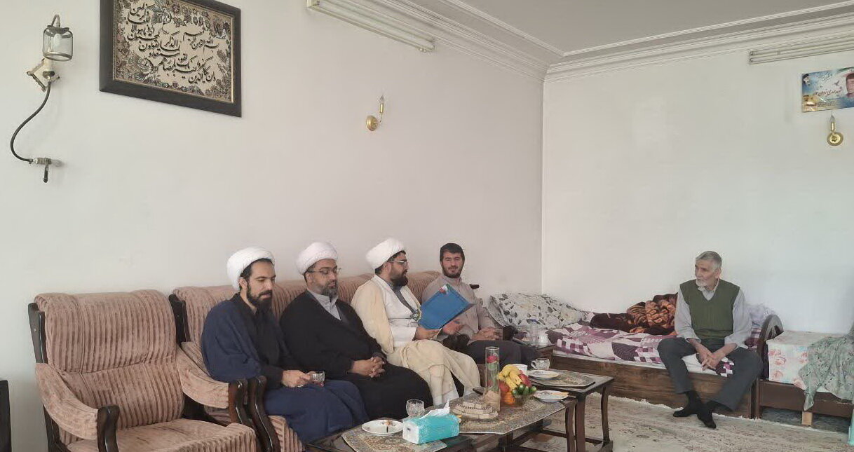 تجلیل کارکنان مدرسه علمیه دارالعلم اسلامی کاشان از خانواده شهید یزدانخواه