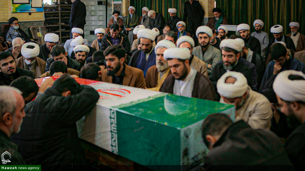 تصاویر/ مدرسه علمیه آیت‌الله آخوند (ره) همدان میزبان پیکر مطهر شهید گمنام شد