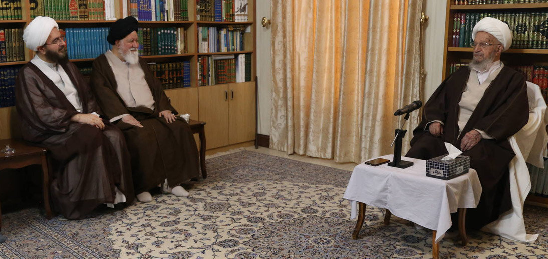 آية اللّه العظمى مكارم الشيرازيّ يؤكّد على ضرورة تركيز خطب الجمعة على القضايا الراهنة ومشاكل الناس