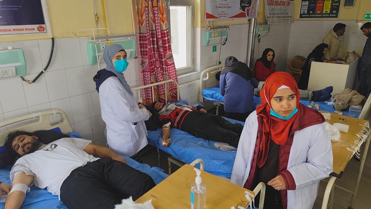 जम्मू - कश्मीर; तंजीमुल मकातिब और एसडीएच मगाम के सहयोग से रक्तदान शिविर / युवाओं का अद्भुत इंसानियत का जज्बा