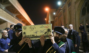 طواف شهدای گمنام در حرم بانوی کرامت + تصاویر