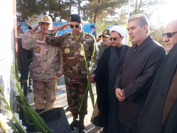 عطر احترام در مزار شهدای سلماس و تجدید پیمان مردم و مسئولان با آرمان‌های شهدا + عکس