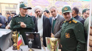 تصاویر /  بازدید امام‌جمعه شهرستان اهر از نمایشگاه اسوه پایگاه‌های مقاومت بسیج