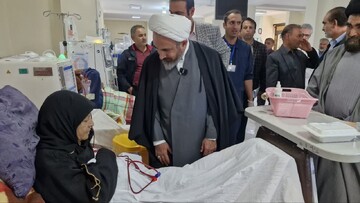تصاویر/عیادت امام جمعه ایلام از بیماران دیالیزی استان