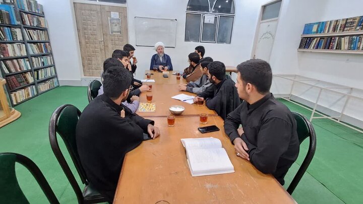 تصاویر/ شرکت طلاب مدرسه علمیه امیرالمؤمنین (ع)دردرس اخلاق امام جمعه آران و بیدگل