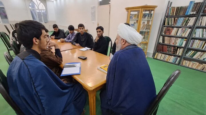 تصاویر/ شرکت طلاب مدرسه علمیه امیرالمؤمنین (ع)دردرس اخلاق امام جمعه آران و بیدگل