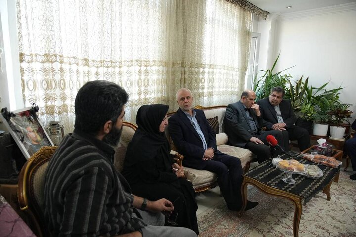 تصاویر/ دیدار رئیس بنیاد شهید با خانواده دو شهید دفاع مقدس ۱۲روزه