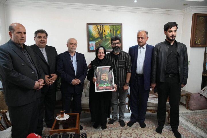 تصاویر/ دیدار رئیس بنیاد شهید با خانواده دو شهید دفاع مقدس ۱۲روزه