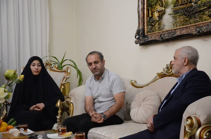 تصاویر/ دیدار رئیس بنیاد شهید با خانواده دو شهید دفاع مقدس ۱۲روزه