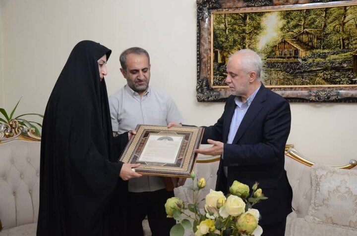 تصاویر/ دیدار رئیس بنیاد شهید با خانواده دو شهید دفاع مقدس ۱۲روزه