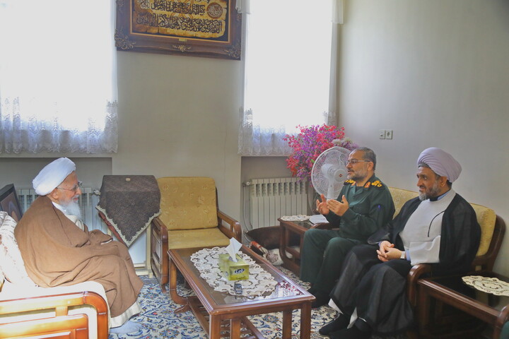 تصاویر/ دیدار رئیس سازمان بسیج مستضعفین با آیت الله العظمی جوادی آملی