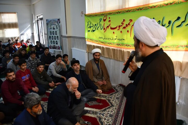 تصاویر/ حضور امام جمعه خوی در جمع دانش آموزان