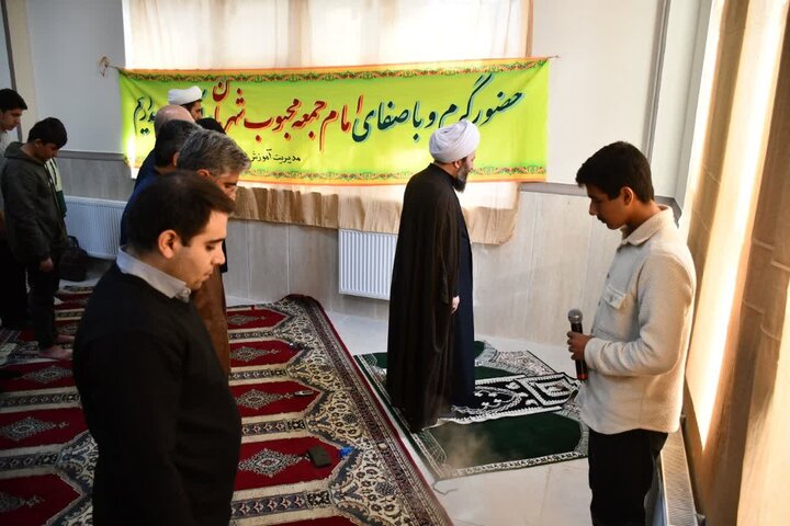 تصاویر/ حضور امام جمعه خوی در جمع دانش آموزان