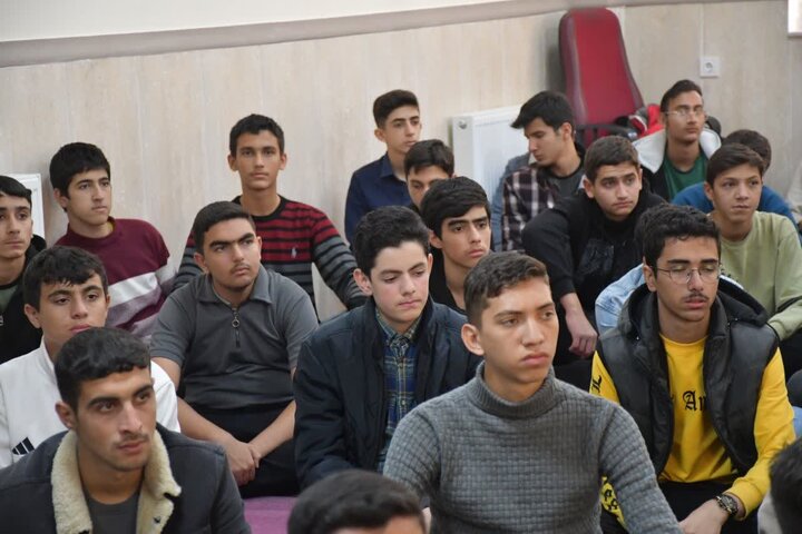 تصاویر/ حضور امام جمعه خوی در جمع دانش آموزان