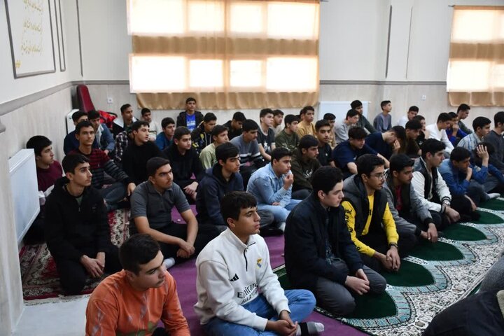 تصاویر/ حضور امام جمعه خوی در جمع دانش آموزان