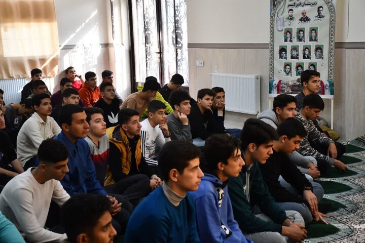 تصاویر/ حضور امام جمعه خوی در جمع دانش آموزان