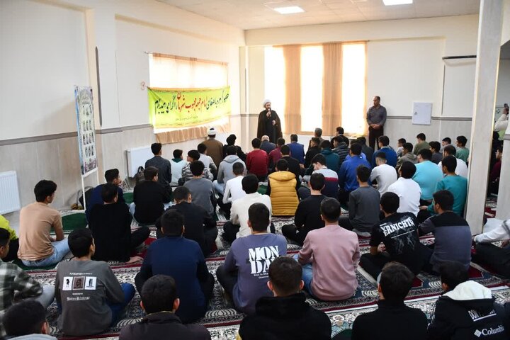 تصاویر/ حضور امام جمعه خوی در جمع دانش آموزان