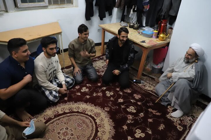 حضور سرزده و صمیمی نماینده ولی فقیه در سیستان و بلوچستان در خوابگاه دانشجویی دانشگاه سیستان و بلوچستان