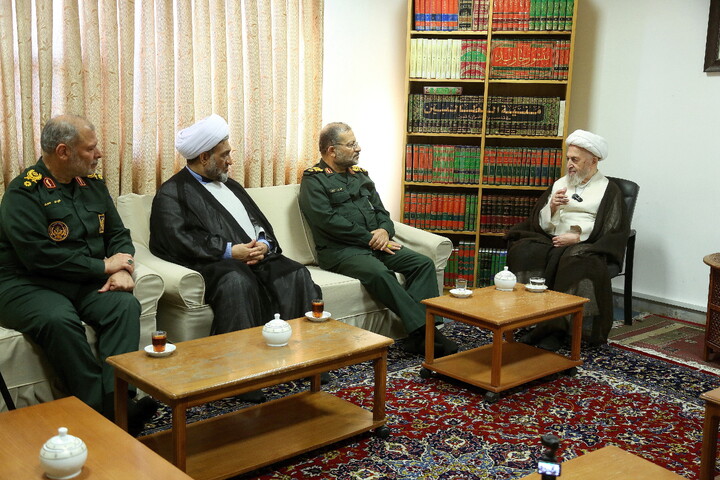 تصاویر/ دیدار رئیس سازمان بسیج مستضعفین با آیت الله العظمی سبحانی