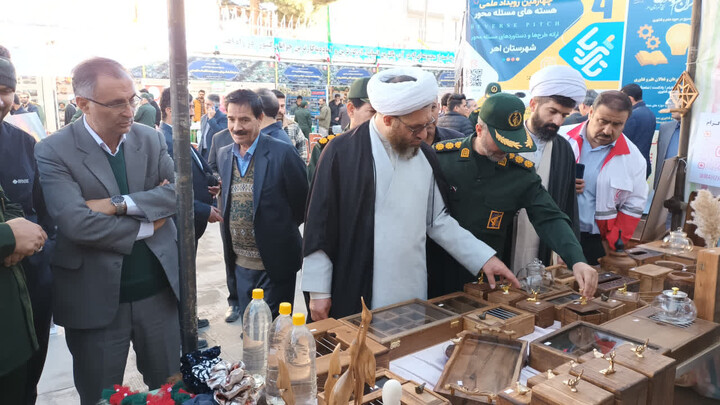 تصاویر /  بازدید امام‌جمعه شهرستان اهر از نمایشگاه اسوه پایگاه‌های مقاومت بسیج