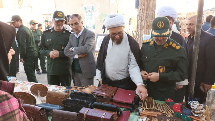 تصاویر /  بازدید امام‌جمعه شهرستان اهر از نمایشگاه اسوه پایگاه‌های مقاومت بسیج