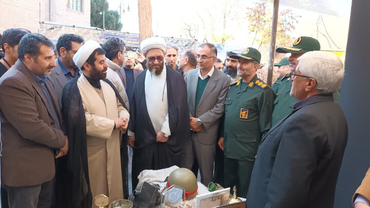 تصاویر /  بازدید امام‌جمعه شهرستان اهر از نمایشگاه اسوه پایگاه‌های مقاومت بسیج