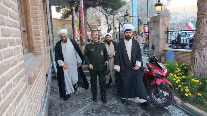 تصاویر /  بازدید امام‌جمعه شهرستان اهر از نمایشگاه اسوه پایگاه‌های مقاومت بسیج